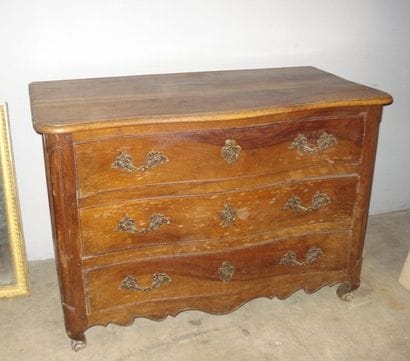 Commode en noyer et chataîgnier. La façade...