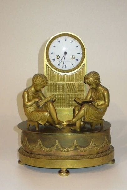 Pendule en bronze ciselé et doré. Le mouvement...