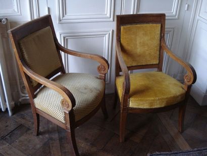 Paire de fauteuils en acajou, accotoirs à...