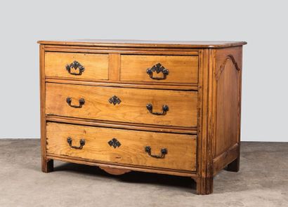 Commode en merisier légèrement bombée en...