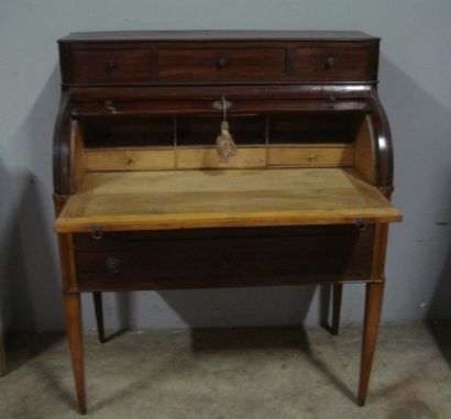 Bureau cylindre en acajou et citronnier traités...