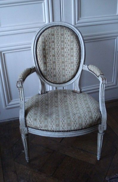 Fauteuil en bois laqué à dossier médaillon,...