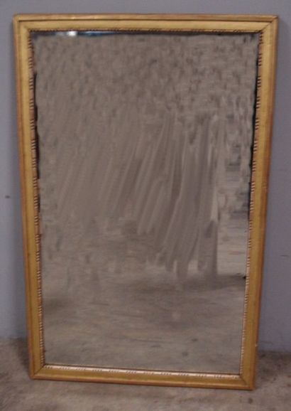 Miroir rectangulaire à encadrement en bois...