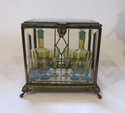 Cave à liqueur en bronze doré et verre biseauté...