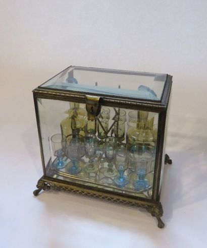 Cave à liqueur en bronze doré et verre biseauté...