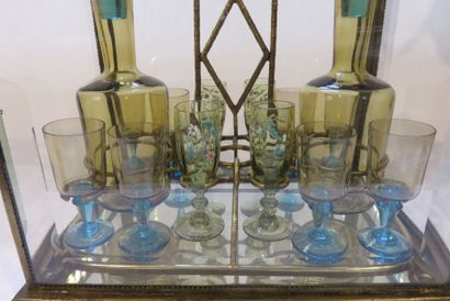 Cave à liqueur en bronze doré et verre biseauté...