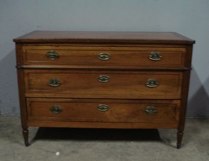Commode en noyer à trois tiroirs à encadrements...