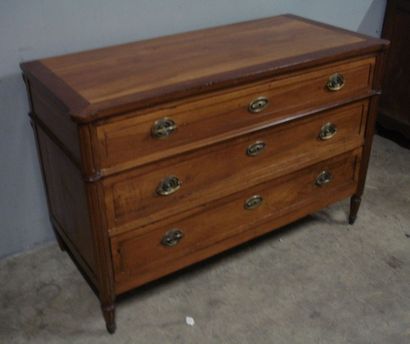 Commode en noyer à trois tiroirs à encadrements...