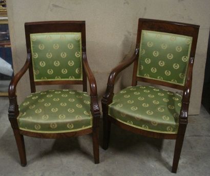 Paire de fauteuils en acajou et placage d'acajou,...