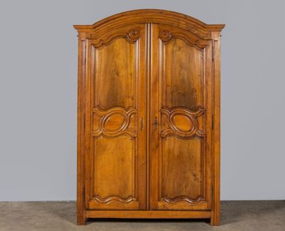 Armoire en noyer et hêtre largement moulurée....