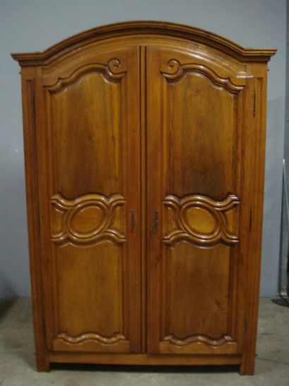Armoire en noyer et hêtre largement moulurée....
