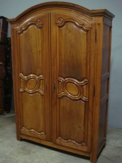 Armoire en noyer et hêtre largement moulurée....
