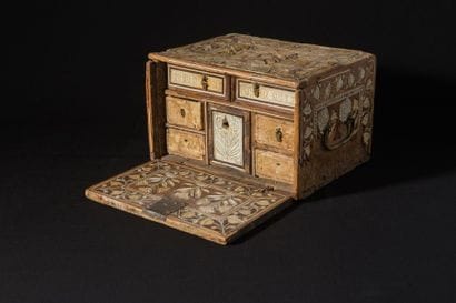 Petit cabinet marqueté d'ivoire gravé et...