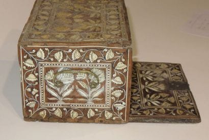Petit cabinet marqueté d'ivoire gravé et...