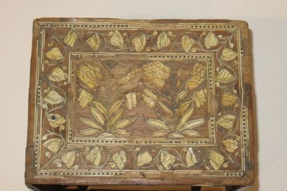 Petit cabinet marqueté d'ivoire gravé et...