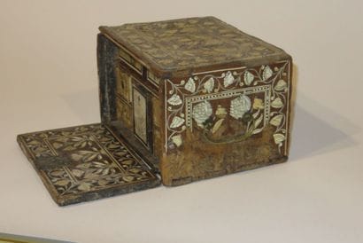Petit cabinet marqueté d'ivoire gravé et...