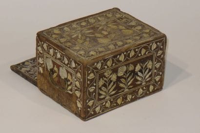 Petit cabinet marqueté d'ivoire gravé et...