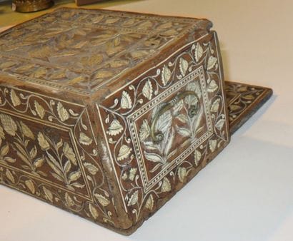 Petit cabinet marqueté d'ivoire gravé et...