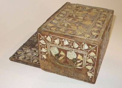Petit cabinet marqueté d'ivoire gravé et...