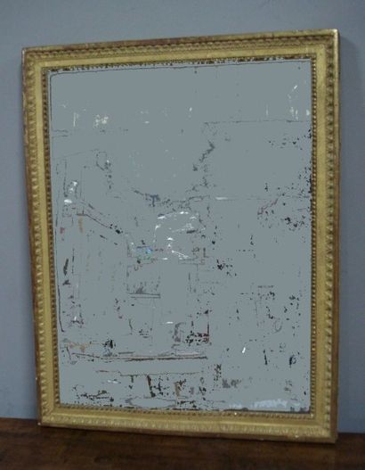 Miroir rectangulaire en bois doré et sculpté...