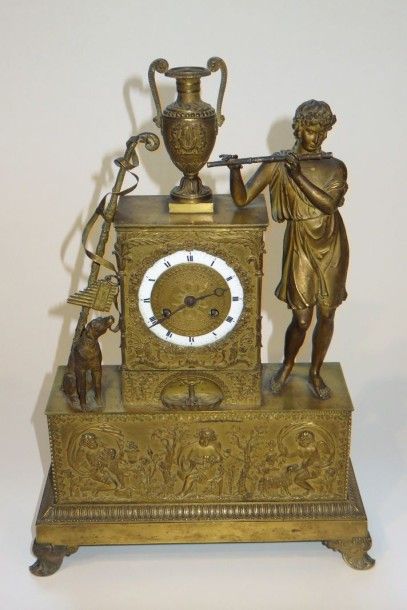 Pendule en bronze ciselé et doré. Le mouvement...