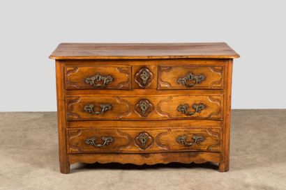 Commode en noyer légèrement galbée en façade,...