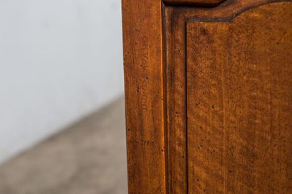 Commode en noyer légèrement galbée en façade,...