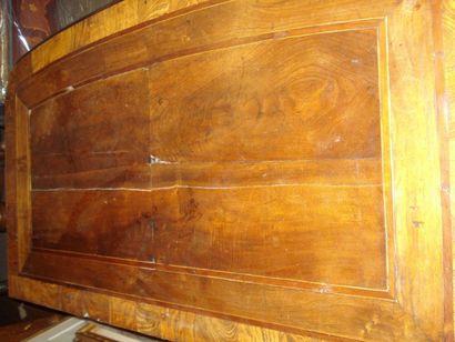 Commode en noyer légèrement galbée en façade,...