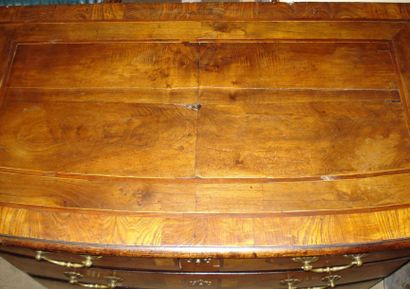 Commode en noyer légèrement galbée en façade,...