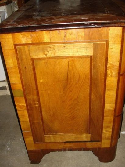 Commode en noyer légèrement galbée en façade,...