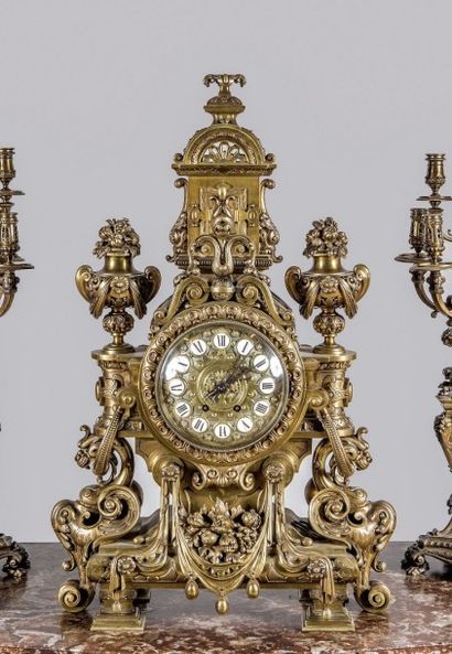 Importante pendule en bronze ciselé et doré....