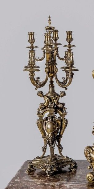 Paire de candélabres en bronze ciselé et...