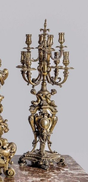 Paire de candélabres en bronze ciselé et...
