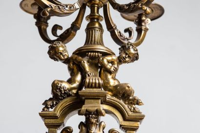 Paire de candélabres en bronze ciselé et...