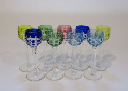 SAINT-LOUIS
Suite de neuf verres à liqueur...