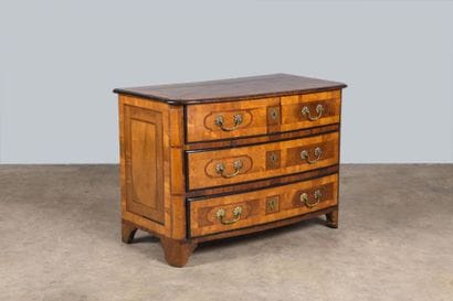 Commode en marqueterie de noyer, orme, filets...