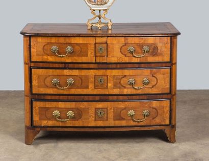 Commode en marqueterie de noyer, orme, filets...