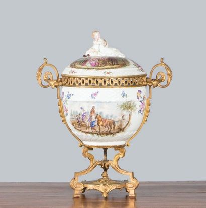 SAXE
Coupe couverte en porcelaine à décor...