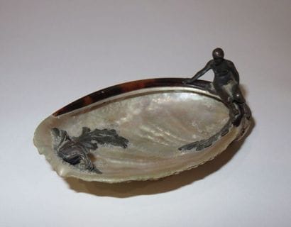 Petit vide-poche composé d'une coquille d'ormeau...