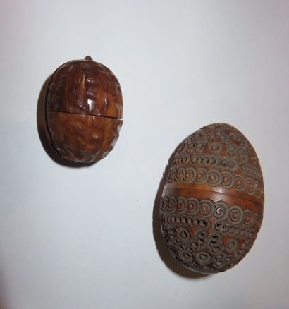 Deux noix de corozo: un oeuf à motifs sculptés...