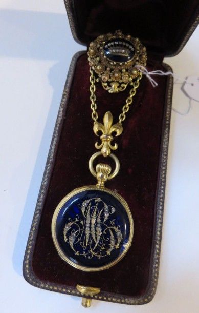 Montre de col en or, le boîtier émaillé bleu...