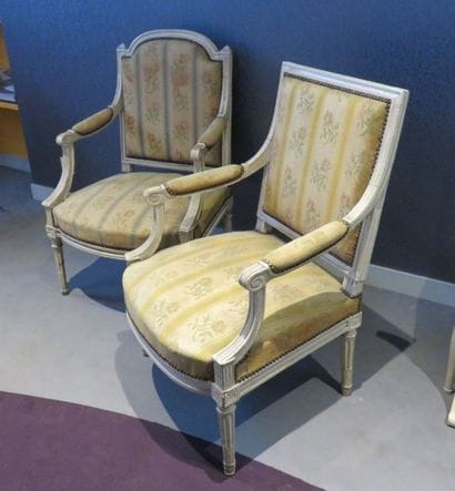 Deux fauteuils en bois laqué blanc mouluré...