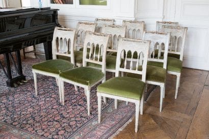 Suite de dix chaises en bois laqué gris,...