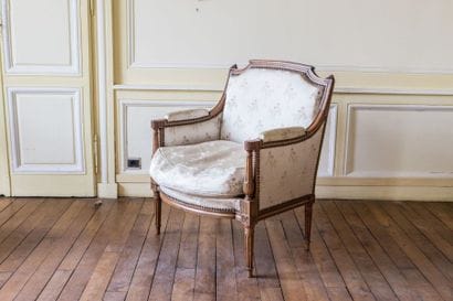 Marquise en noyer mouluré et sculpté à dossier...