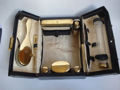Valisette de toilette. La valise recouverte...