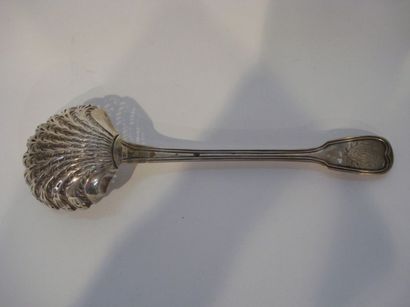 Saupoudreuse en argent. Modèle à filet gravé...