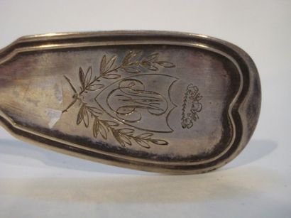 Saupoudreuse en argent. Modèle à filet gravé...