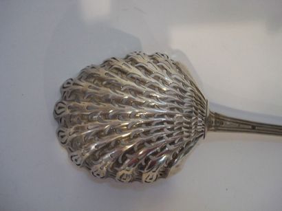 Saupoudreuse en argent. Modèle à filet gravé...