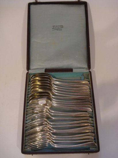 Série de douze couverts de table en argent....