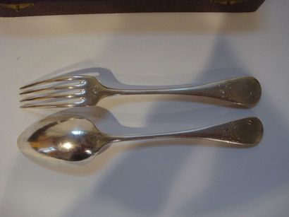 Série de douze couverts de table en argent....